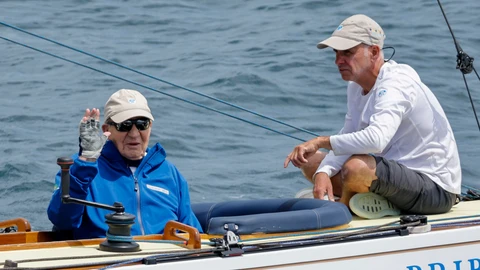 El Rey Juan Carlos se despide de Sanxenxo: regatas, buen humor y la visita de la familia Zurita