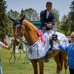 Ismael García Roque recibe el trofeo de campeón del Gran Premio LA RAZÓN de manos de Andrés Navarro