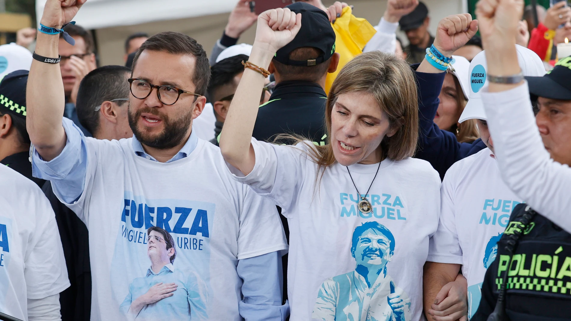 AME7722. BOGOTÁ (COLOMBIA), 21/06/2025.- La hermana del senador Miguel Uribe, María Carolina Hoyos Turbay (d), y el Concejal de Bogotá Andrés Barrios (i), participan en una oración en el parque El Golfito, lugar del atentado contra el senador Uribe, este sábado, en Bogotá (Colombia). Uribe Turbay cumplió dos semanas en la Fundación Santa Fe de Bogotá, donde permanece en "estado crítico" luchando por su vida, tras sufrir un atentado durante un acto de campaña el pasado 7 de junio de 2025. EFE/...