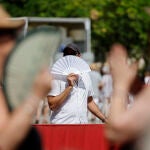 Un viandante se abanica para combatir el calor