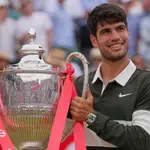 Alcaraz, con el trofeo de campeón en Queen's