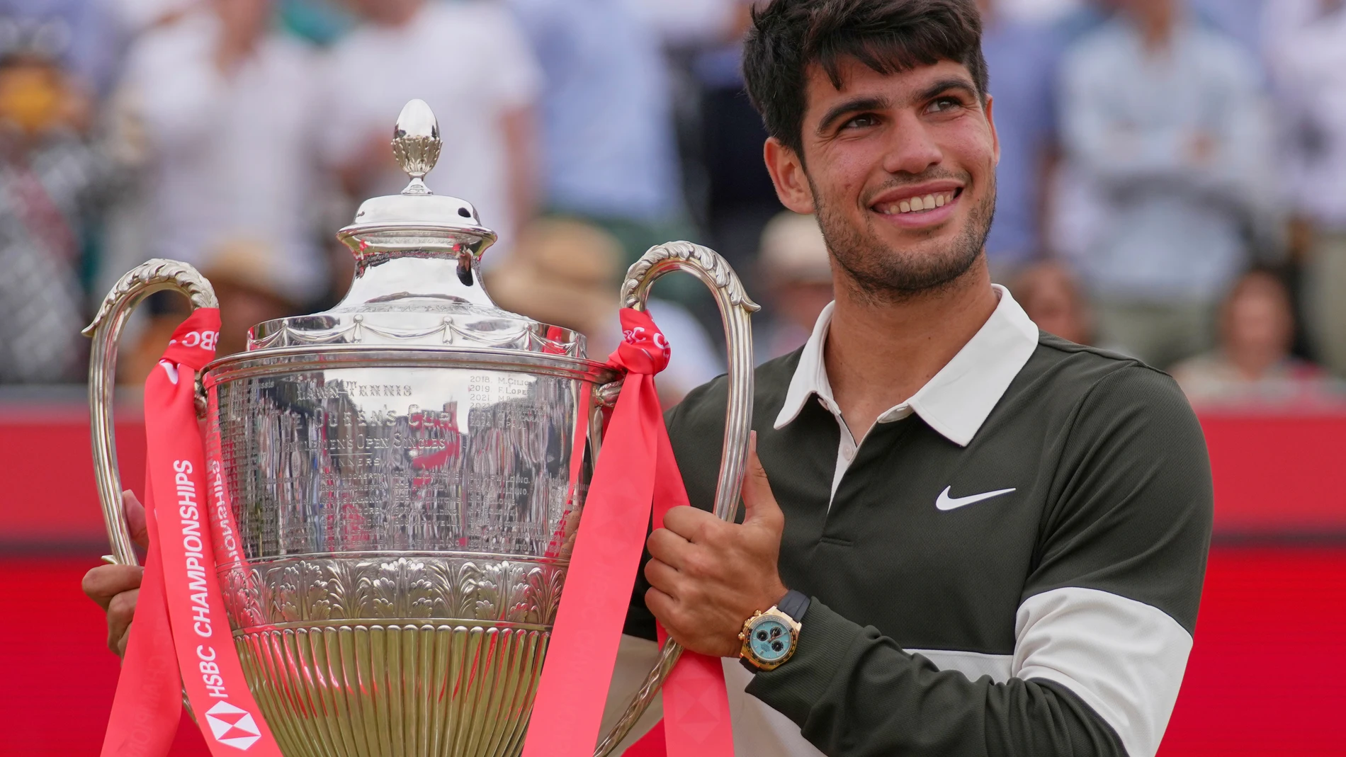Alcaraz, con el trofeo de campeón en Queen's