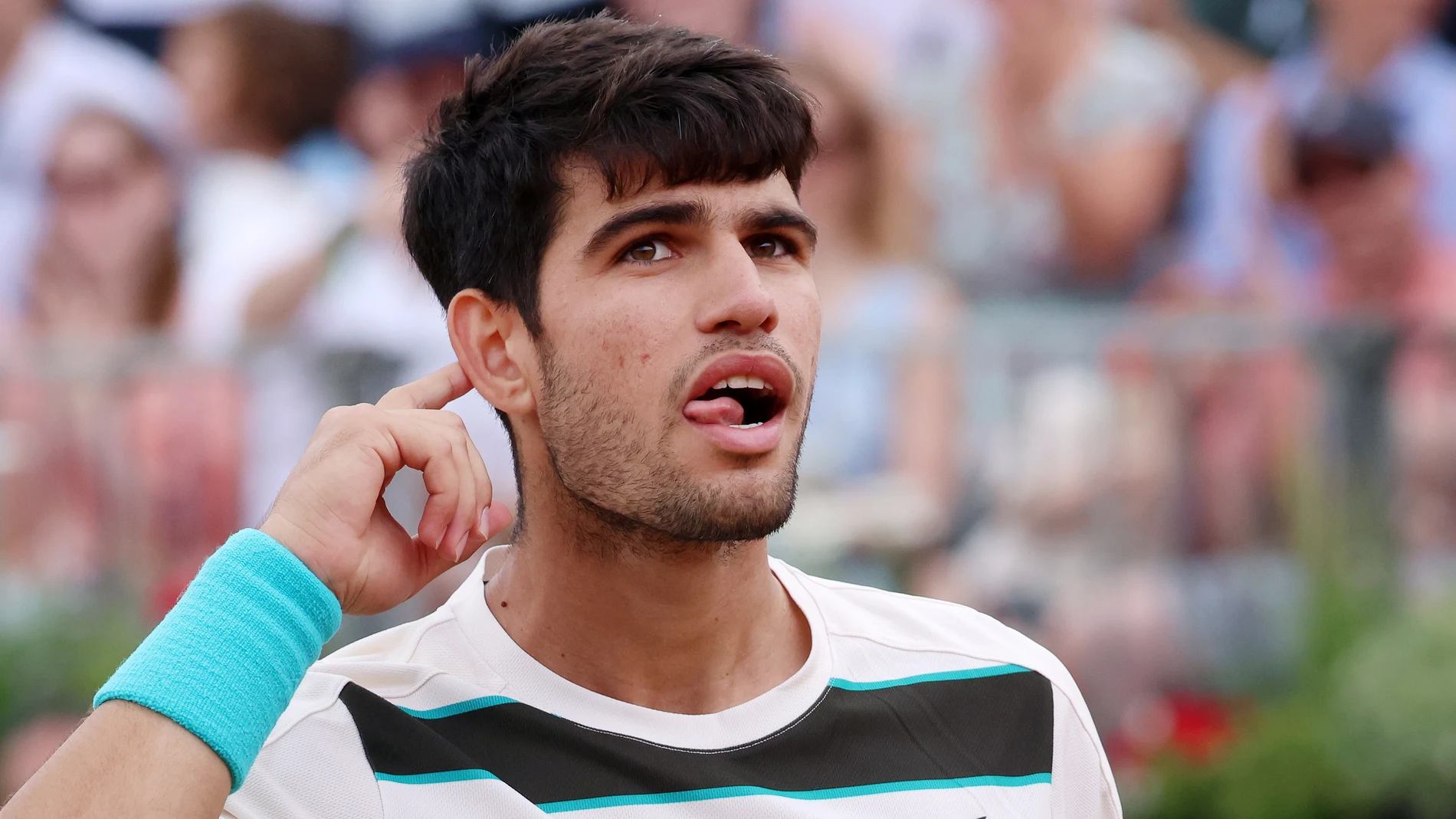 LONDON (United Kingdom), 22/06/2025.- Carlos Alcaraz of Spain in action against Jiri Lehecka of Czechia during their final match at the Queen's Club Championships tennis tournament in London, Britain, 22 June 2025. (Tenis, España, Reino Unido, Londres) EFE/EPA/ANDY RAIN