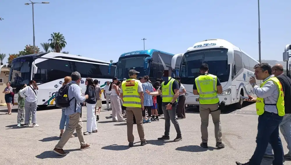 Los agentes de la Guardia Civil trabajando en la evacuación de los españoles de Israel