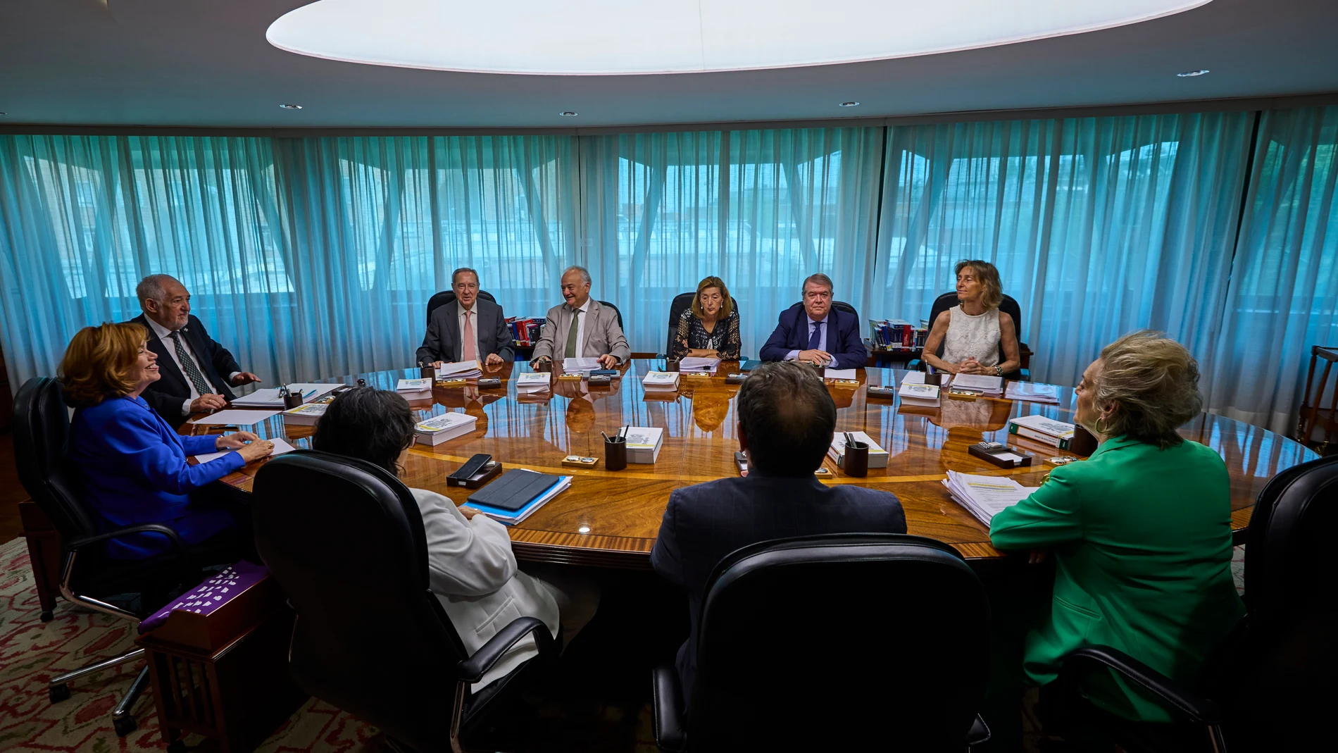 El presidente y la vicepresidenta del Tribunal Constitucional (TC), Cándido Conde Pumpido e Inmaculada Montalbán, respectivamente, durante el pleno histórico de cinco días, que ha arrancado este lunes en Madrid, centrado en exclusiva en la ley de amnistía, con una ponencia que propone avalar la norma en líneas generales y que augura un debate intenso entre sus magistrados © Alberto R. Roldán / Diario La Razón. 23 06 2025