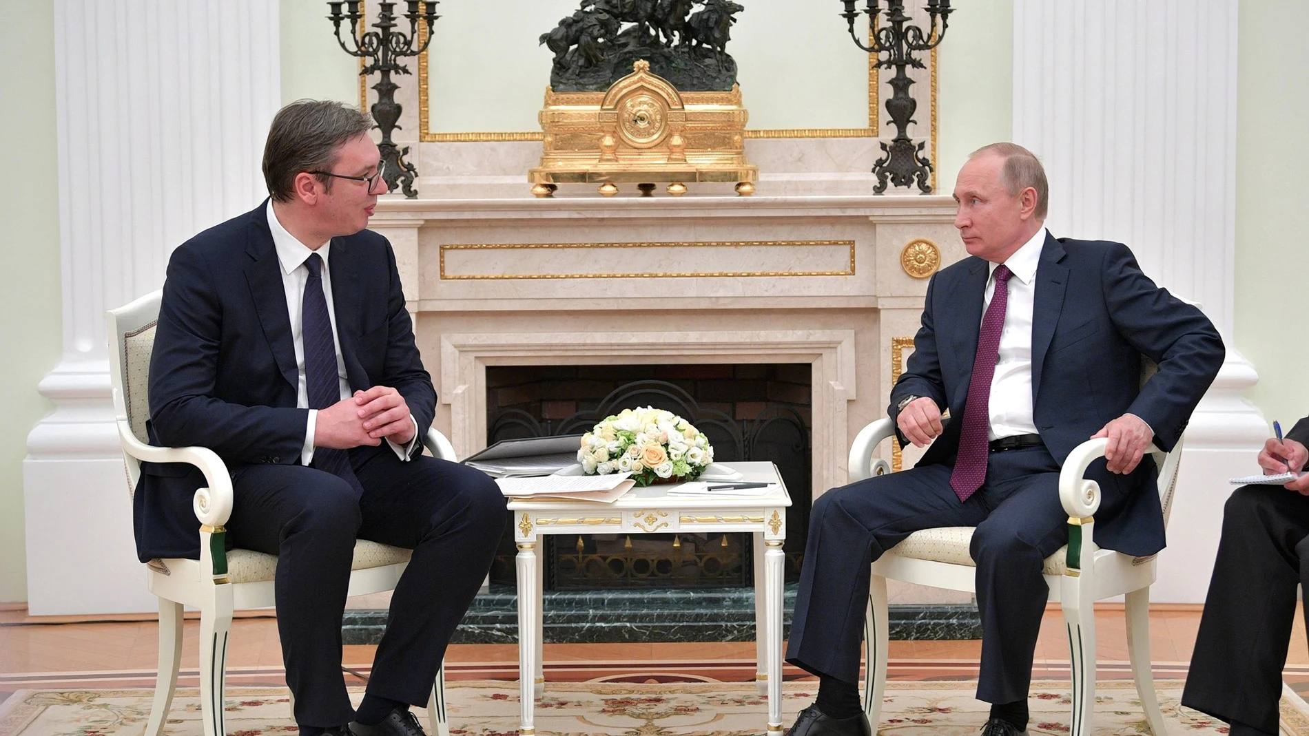 (Foto de ARCHIVO) May 9, 2018 - Moscow, Russia - Russian President Vladimir Putin, right, during a bilateral meeting with Serbian President Aleksandar Vucic, left, in the Kremlin May 9, 2018 in Moscow, Russia. Vucic and Israeli Prime Minister Benjamin Netanyahu are guests of honor for the Victory Day celebration. Europa Press/Contacto/Kremlin Pool 09/05/2018 ONLY FOR USE IN SPAIN