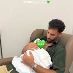 Asraf Beno junto a su hijo Cairo 