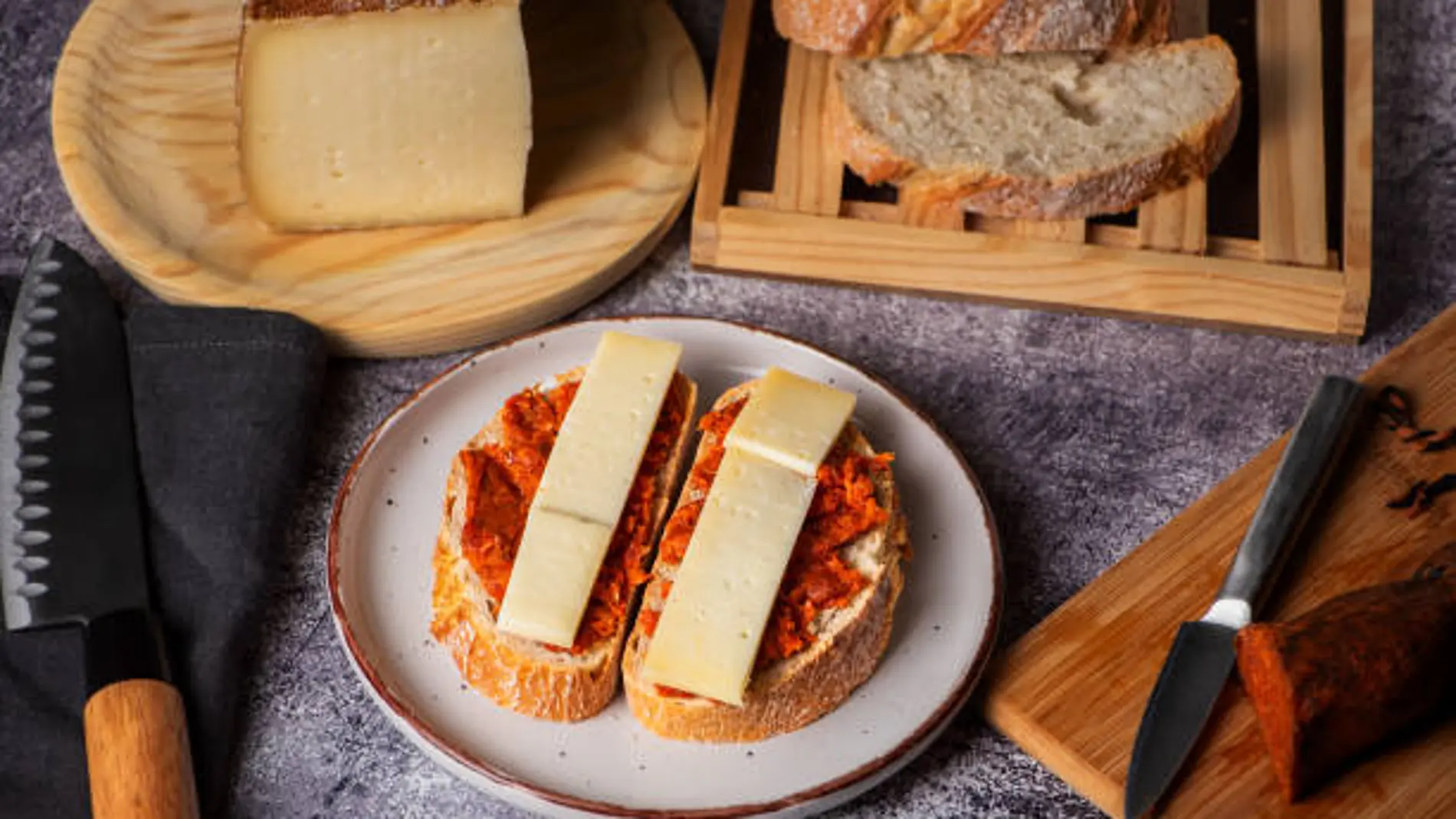 Pan con queso y sobrasada, un manjar típico de las islas