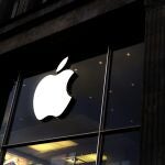 El logo de Apple sobre una de sus tiendas