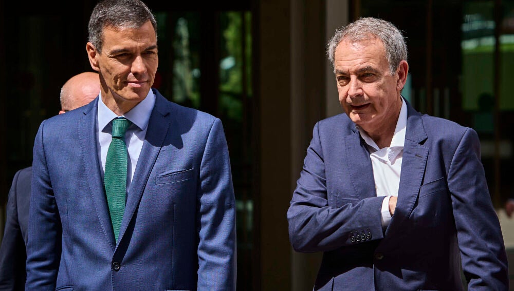 El presidente del Gobierno, Pedro S&aacute;nchez, acompa&ntilde;ado del expresidente Jos&eacute; Luis Rodr&iacute;guez Zapatero y los ministros de Igualdad, Ana Redondo e Interior, Fernando Grande Marlaska, a su llegada este lunes al Museo del Traje en Madrid con motivo del acto conmemorativo del 20&ordm; aniversario de la ley que legaliz&oacute; en Espa&ntilde;a el matrimonio entre personas del mismo sexo&copy; Alberto R. Rold&aacute;n / Diario La Raz&oacute;n.23 06 2025