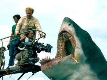 Fotografía cedida por la Academia de Cine donde aparece el director Steven Spielberg (c-abajo), mientras captura un plano del tiburón mecánico 'Bruce', durante el rodaje de la película 'Tiburón', en la isla Martha's Vineyard, en Massachusetts (EE.UU). El desembarco de Spielberg para realizar el rodaje de 'Tiburón', cambió la isla para siempre y con ella, la taquilla internacional. El filme, estrenado el 20 de junio de 1975, hace justo medio siglo, instigó además un miedo colectivo a bañarse en el mar. 