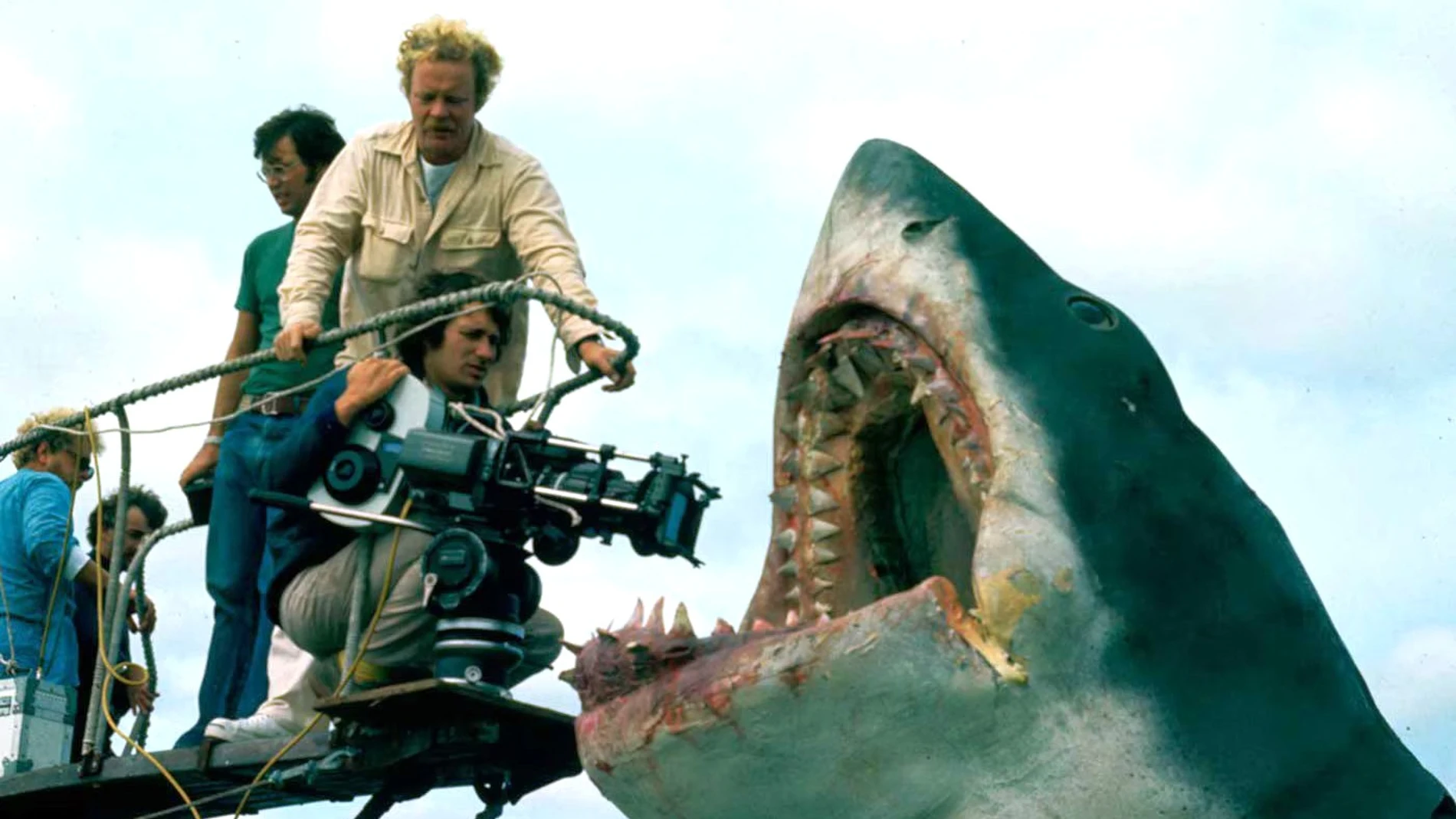 Fotografía cedida por la Academia de Cine donde aparece el director Steven Spielberg (c-abajo), mientras captura un plano del tiburón mecánico 'Bruce', durante el rodaje de la película 'Tiburón', en la isla Martha's Vineyard, en Massachusetts (EE.UU). El desembarco de Spielberg para realizar el rodaje de 'Tiburón', cambió la isla para siempre y con ella, la taquilla internacional. El filme, estrenado el 20 de junio de 1975, hace justo medio siglo, instigó además un miedo colectivo a bañarse en el mar.