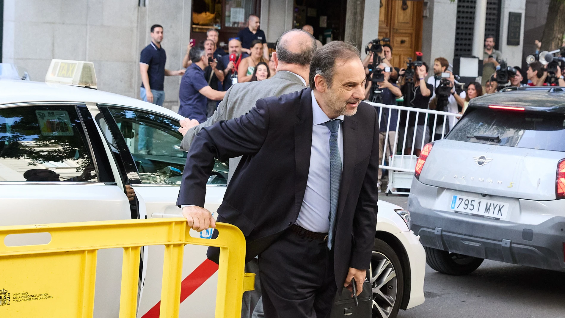 El exministro de Transportes José Luis Ábalos (i) a su llegada al Tribunal Supremo, a 23 de junio de 2025, en Madrid (España). El instructor del 'caso Koldo' en el Tribunal Supremo (TS) ha citado a declarar como investigados al exministro de Transportes José Luis Ábalos y al que fuera su asesor ministerial, Koldo García, por los presuntos amaños de obra pública en los que también estaría implicado el ya ex secretario de Organización del PSOE, Santos Cerdán, citado para el 25 de junio. 23 JUN...