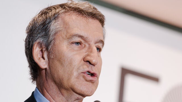 Feijóo presenta al alcalde de Murcia, José Ballesta en un foro informativo
