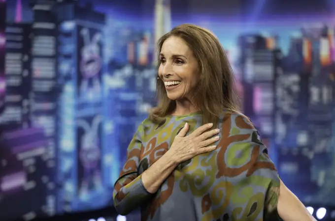 Ana Belén arrasa con el look más rejuvenecedor del otoño: pitillos claros, botas moteras y jersey azul pastel Ana Belén arrasa con el look más rejuvenecedor del otoño: pitillos claros, botas moteras y jersey azul pastel