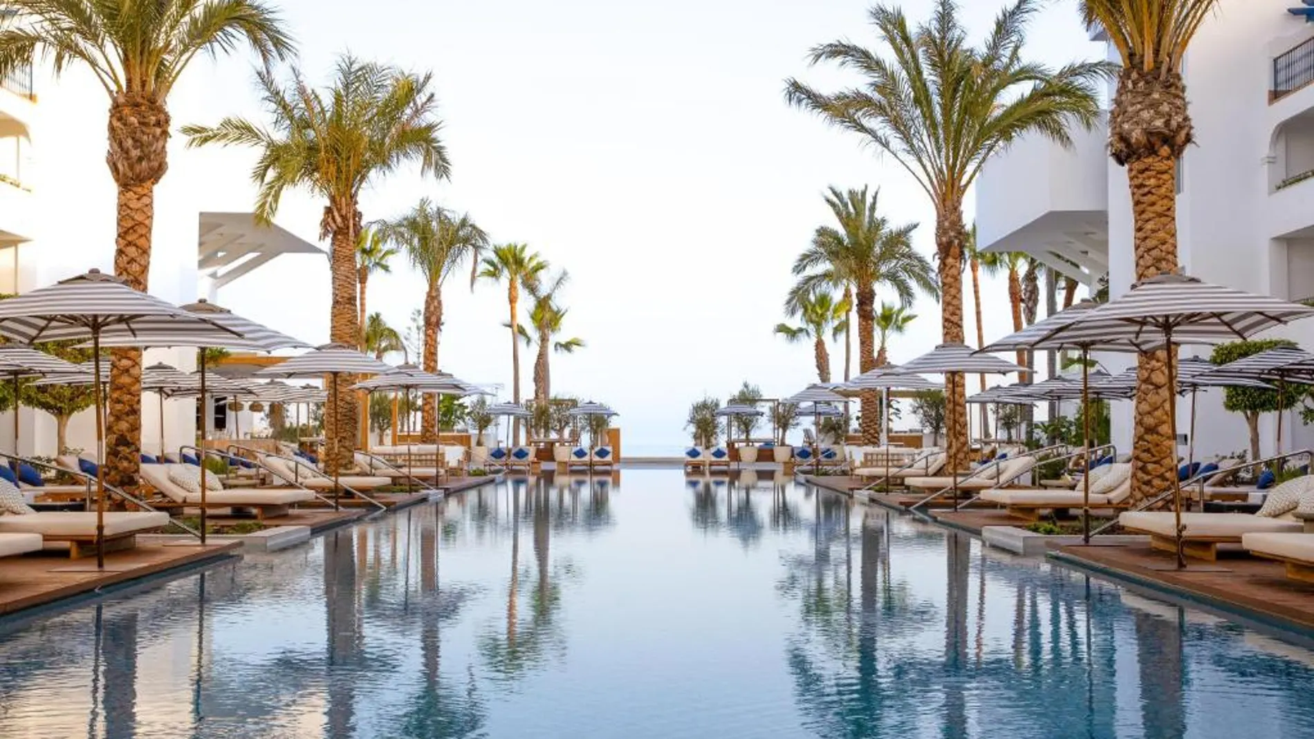 Su espectacular piscina es el centro neurálgico del hotel