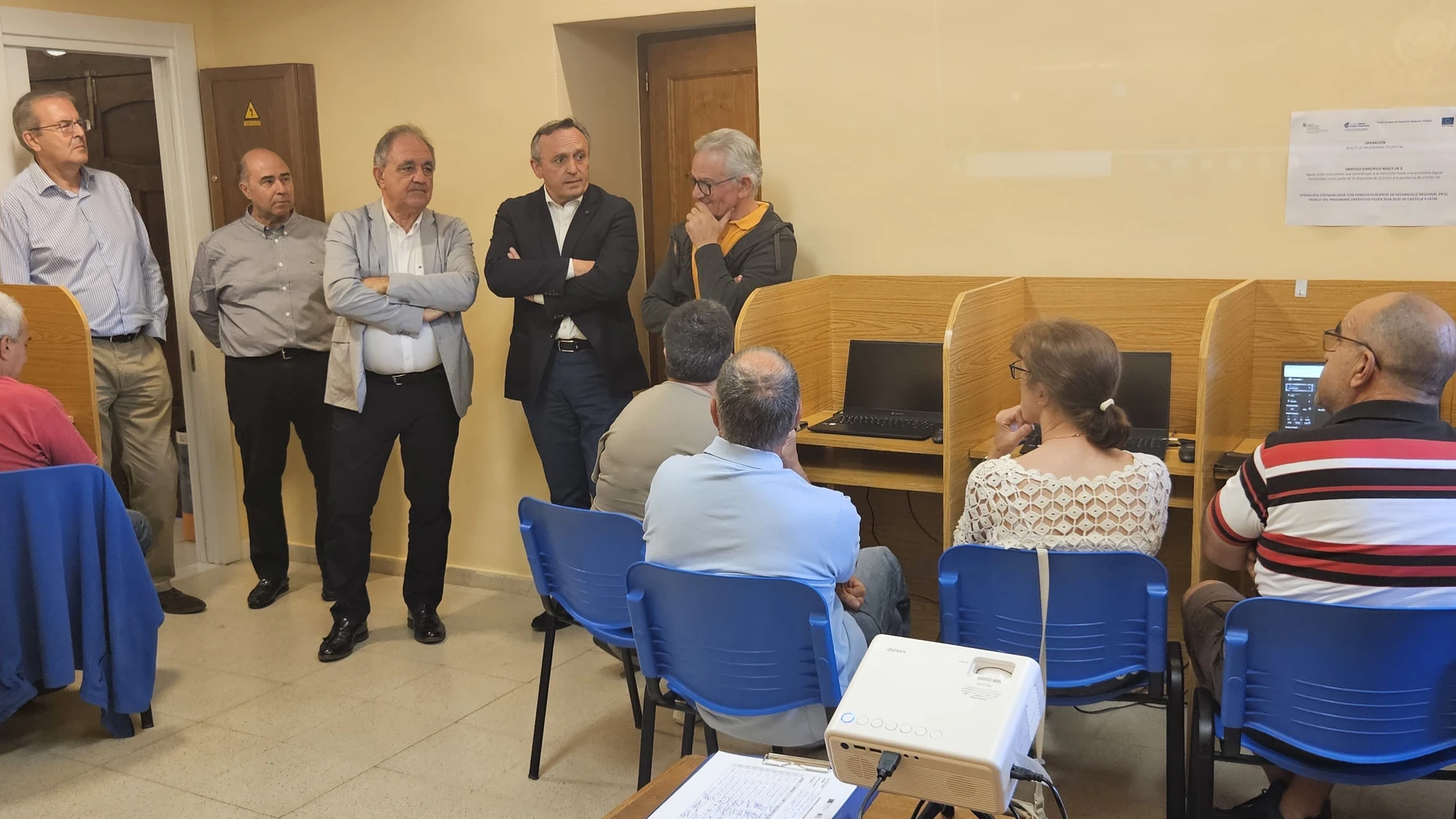 El viceconsejero de Transformación Digital, Luis Enrique Ortega, ha acompañado a los participantes de uno de los cursos celebrados en Santibáñez de la Peña