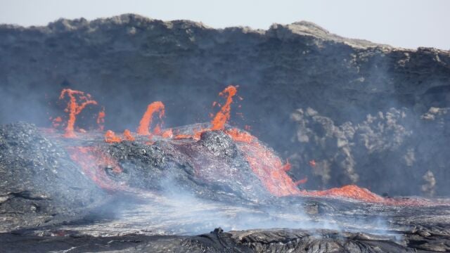 Flujos de lava activos emanando del volcán Erta Ale en Afar, Etiopía