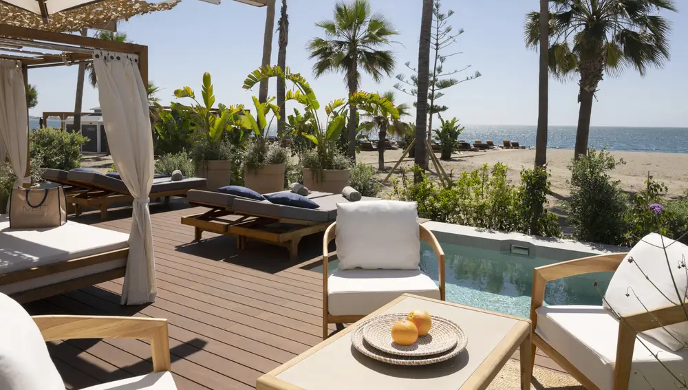Instantánea de una de sus famosas "cabañas" con piscina junto a la playa