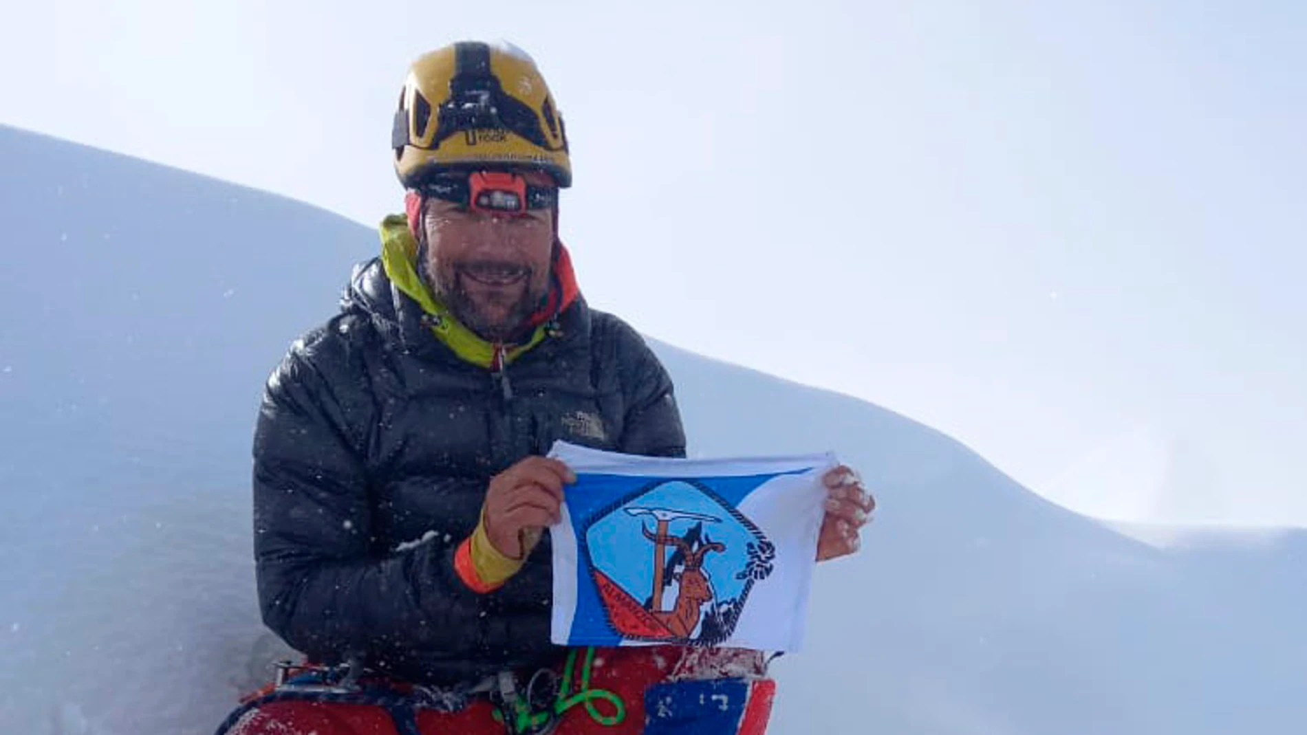 El abulense Fernando Sanz Pindado, del Grupo Montaña Almanzor, hace cumbre en el Alpamayo
