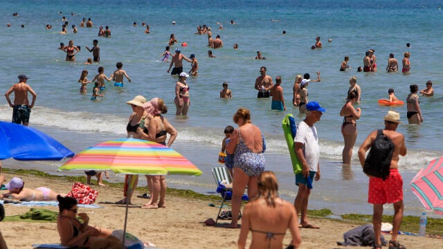 Bañistas en la playa de Alicante, intentado soportar las altas temperaturas
