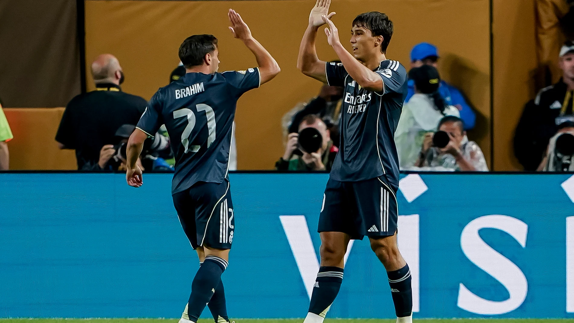 PHILADELPHIA (United States), 27/06/2025.- Raul Asencio (R) of Real Madrid celebrates his 3-0 goal with Brahim Diaz (L) during the FIFA Club World Cup 2025 match between FC Salzburg and Real Madrid in Philadelphia, Pennsylvania, USA, 26 June 2025. (Mundial de Fútbol, Filadelfia, Salzburgo) EFE/EPA/WILL OLIVER