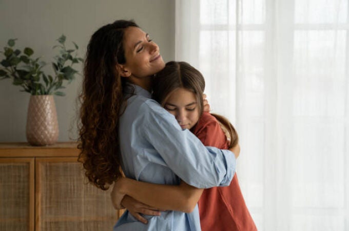 Madre e hija abrazándose