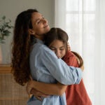 Madre e hija abraz&aacute;ndose