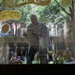 Xavier Vilató trabajando en el escaparate de la Galeria Joan Gaspar