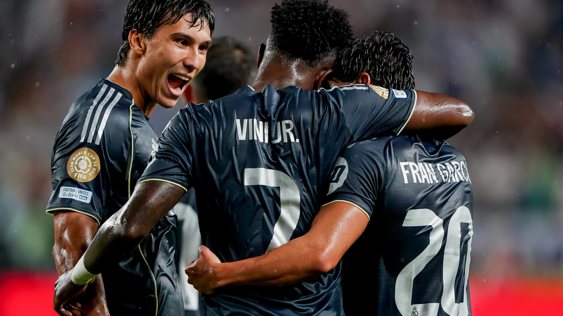 PHILADELPHIA (United States), 27/06/2025.- Vinicius Junior (C) of Real Madrid celebrates his 1-0 goal with teammates Raul Asencio (L) and Fran Garcia (R) during the FIFA Club World Cup 2025 match between FC Salzburg and Real Madrid in Philadelphia, Pennsylvania, USA, 26 June 2025. (Mundial de Fútbol, Filadelfia, Salzburgo) EFE/EPA/WILL OLIVER