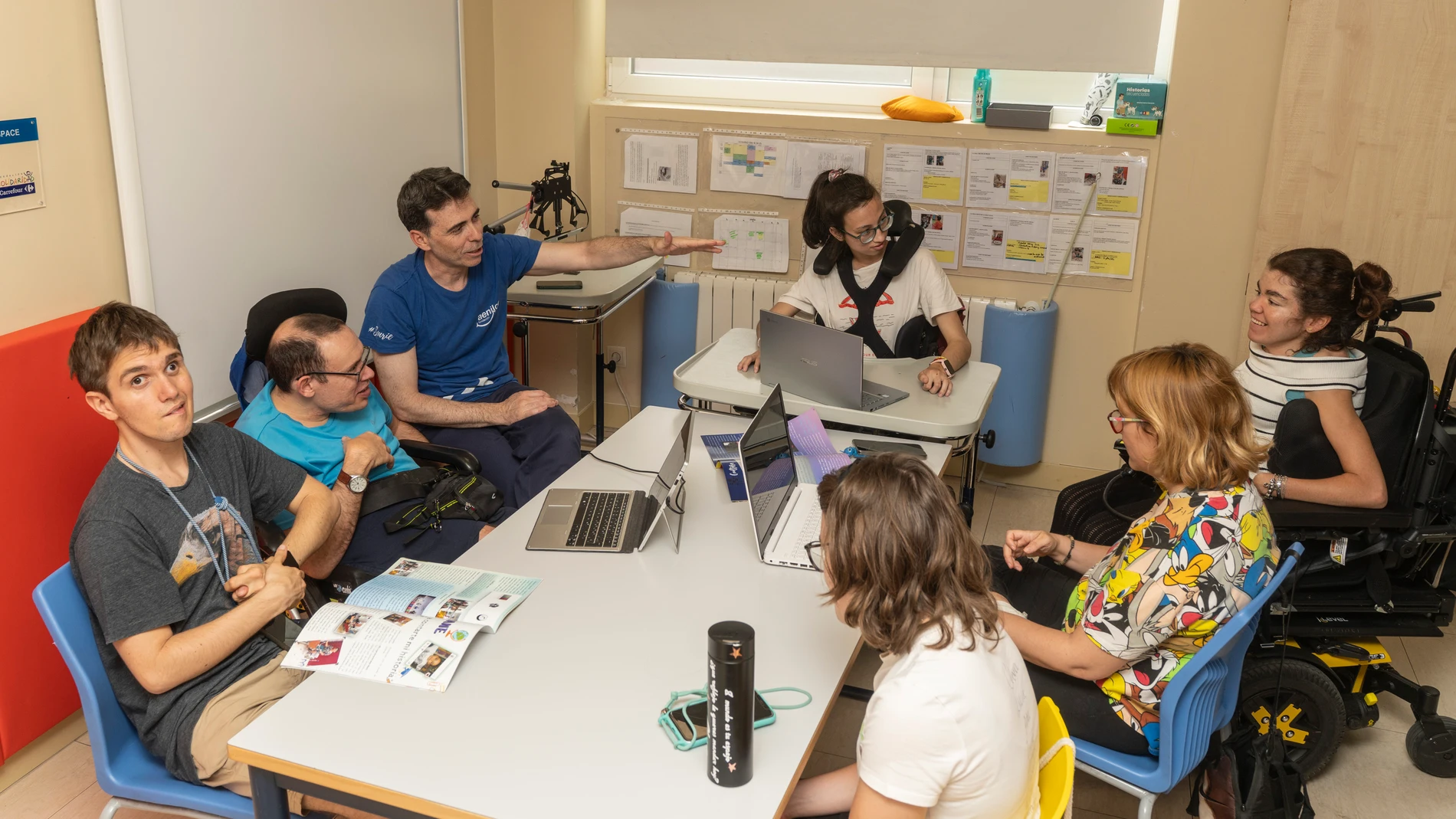 Chicos con parálisis cerebral crean una revista de la Fundación AENILCE