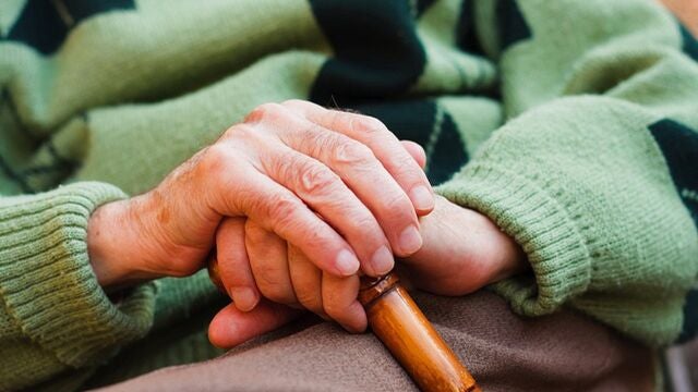 Lanzan una guía para atender a personas mayores sordas en residencias que aconseja actividades inclusivas o intérpretes
