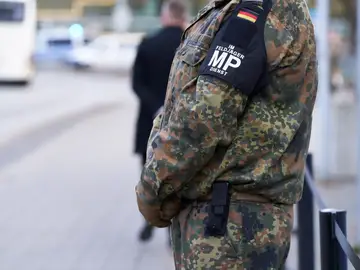 Ucrania.- Alemania esgrime un peligro de expansión rusa para impulsar una ley que facilitará la compra de armas (Foto de ARCHIVO) November 12, 2024, Hannover, Nierdersachsen, Deutschland: Feldjäger beim Feierlichen Gelöbnis zum Gründungstag der Bundeswehr auf dem Platz der Menschenrechte vor dem Neuen Rathaus. Hannover, 12.11.2024. Europa Press/Contacto/Ulrich Stamm 12/11/2024 ONLY FOR USE IN SPAIN