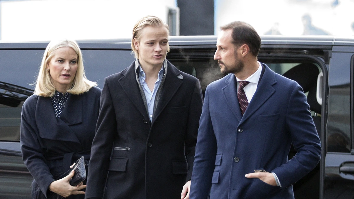 Los príncipes Mette-Marit y Haakon de Noruega junto a Marius Borg
