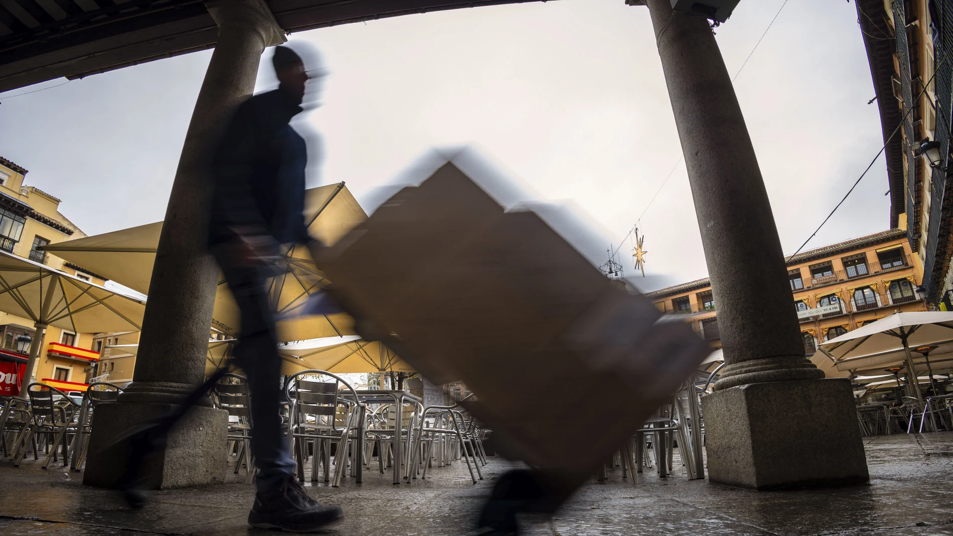 Un operario durante su jornada laboral en Toledo.