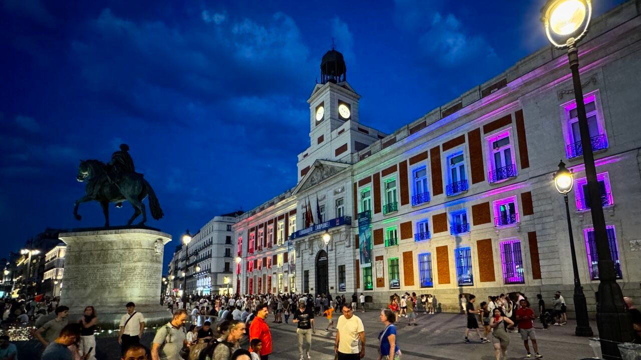 Ayuntamiento y Comunidad de Madrid se iluminan por el Orgullo