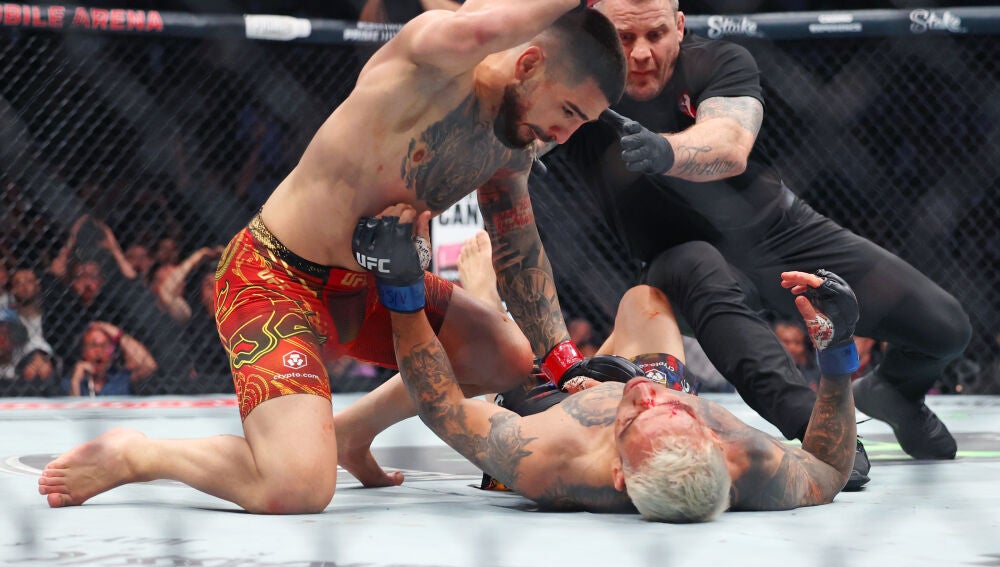 El español Topuria vence por nocaut a Oliveira y es campeón ligero de la UFC