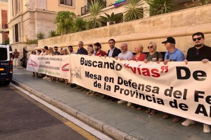Protesta de la Mesa en Defensa del Tren en la Subdelegación del Gobierno en Almería