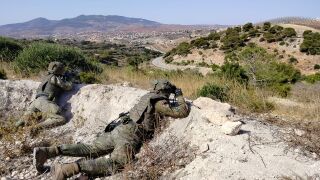 Militares espa&ntilde;oles realizando labores de vigilancia