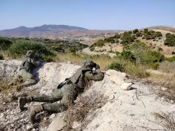 Militares españoles realizando labores de vigilancia Militares españoles realizando labores de vigilancia