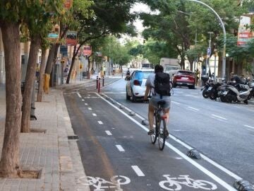 Una persona circula en bicicleta por un carril bici en Barcelona.