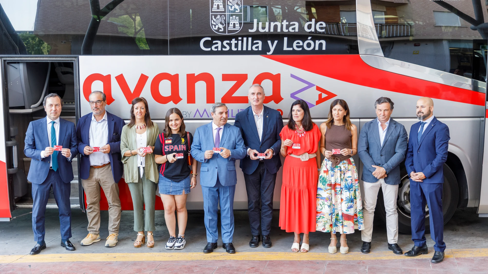 José Luis Sanz Merino y José Mazarías en la estación de autobuses de Segovia