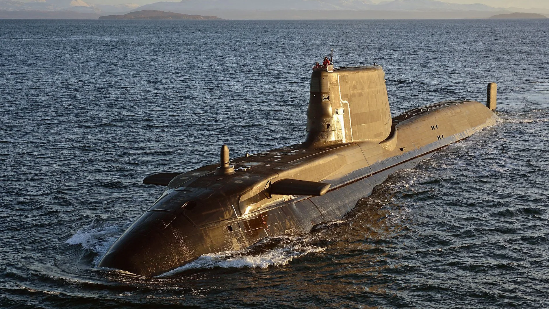 Aparece un submarino militar surcando la superficie del mar