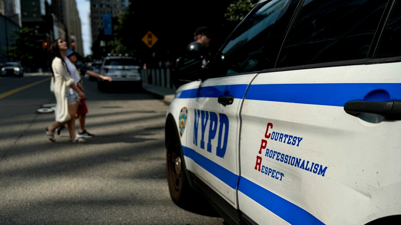 Una policía estadounidense es acuchillada en la cara después de que un hombre se colase en una comisaria de Brooklyn