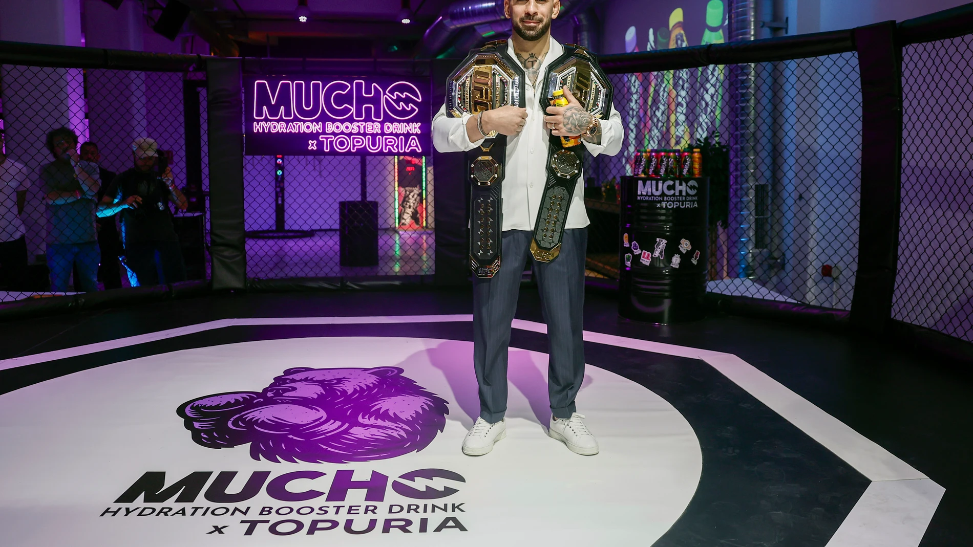 MADRID, 04/07/2025.-El campeón del mundo del peso ligero de artes marciales mixtas, el español Ilia Topuria, comparece este viernes en una rueda de prensa, en Madrid, tras ganar el título el pasado domingo en Las Vegas (Estados Unidos).-EFE/ Sergio Pérez