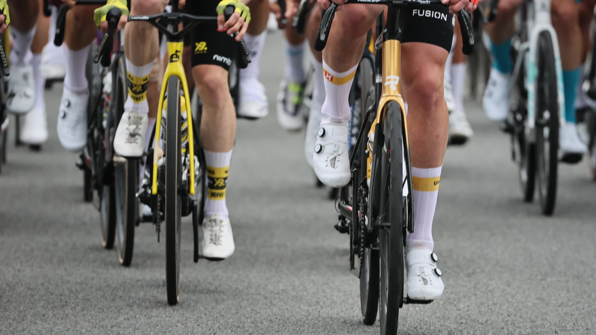 Lille (France), 05/07/2025.- The pack in action during the 1st stage of the Tour de France cycling race over 184.9km in Lille Metropole, France, 05 July 2025. (Ciclismo, Francia) EFE/EPA/CHRISTOPHE PETIT TESSON