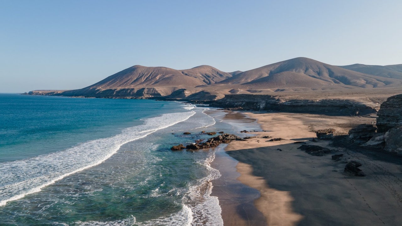 The investigation concludes that the death of the British tourist in Fuerteventura after contracting salmonella was due to undercooked chicken.