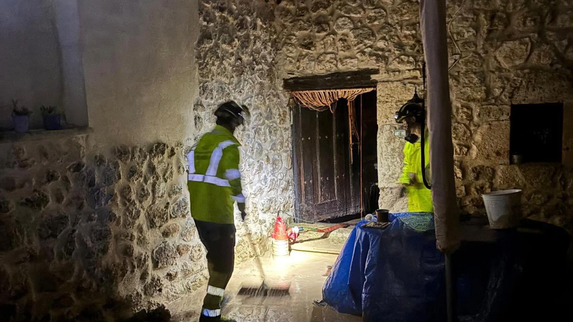 Bomberos achicando agua en una vivienda de Peñafiel(Valladolid) tras la tromba de agua que sufrió este viernes