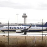 Sucesos.- Una alerta de incendio en un avión en el aeropuerto de Palma deja 18 heridos leves