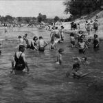 Bañistas en el Manzanares durante la primera mitad del siglo XX